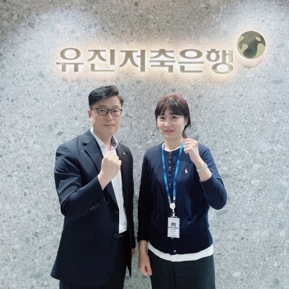 이번 보이스피싱 피해 방지에 앞장선 토토 카지노저축은행 금융소비자보호팀 김문선 부장(좌), 김선희 대리(우)