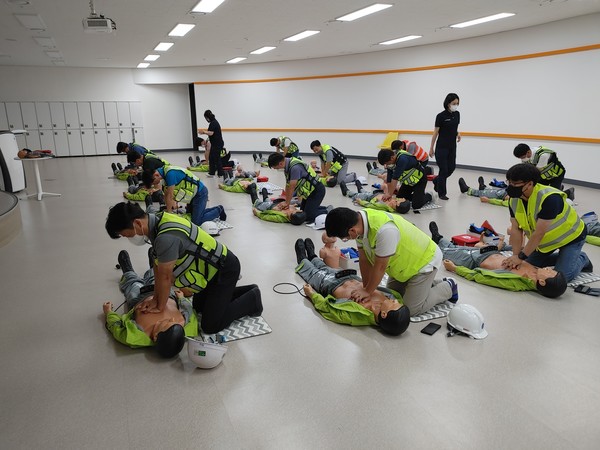 산업안전보건 체험교육에 참여한 와이즈 토토 임직원들이 안전.교육을 수강하고 있다.