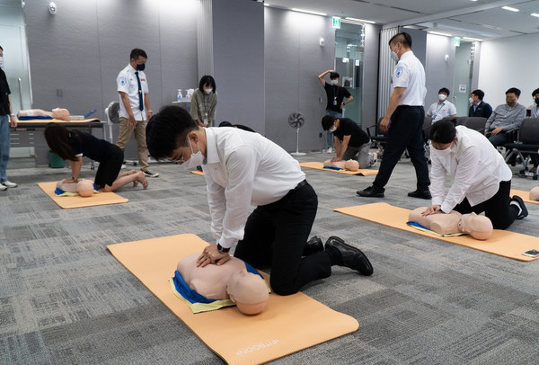 지난 3일 토토 카지노 임직원들이 서울 여의도 본사에서 열린 사내 교육활동 플랫폼인 ‘수요지식회’에서 심폐소생술 관련 실습을 진행하고 있다.