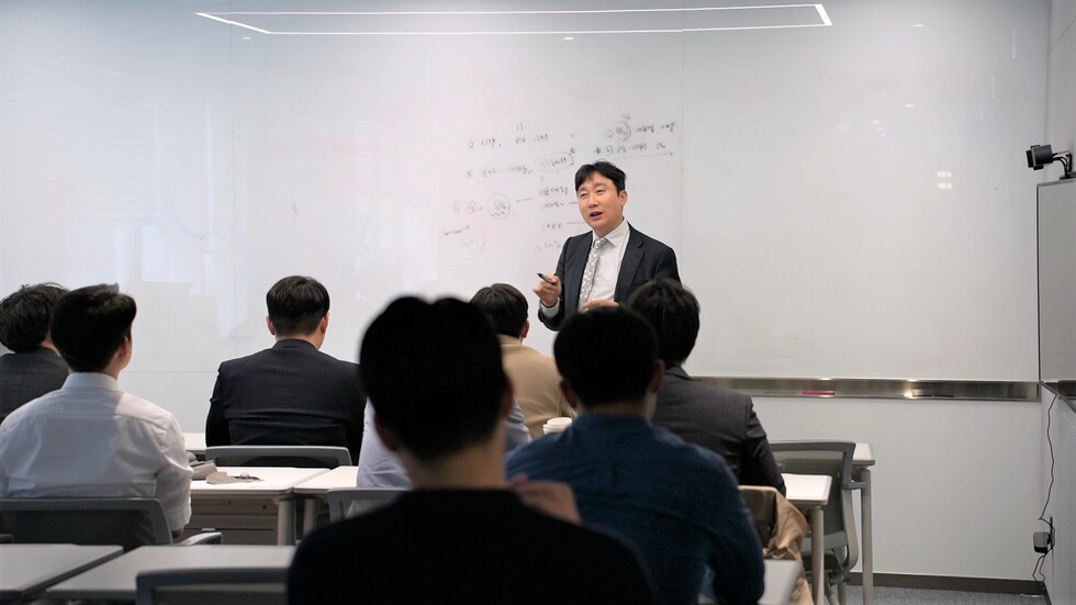 서울WM센터에서 유진어벤져스에게 강의를 진행하고 있는 홍윤선 센터장님