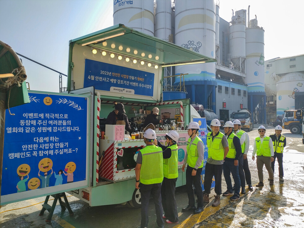 지난 23일, 커피차를 통해 송도공장 임직원 및 종사자에게 커피와 샌드위치가 제공되고 있다.