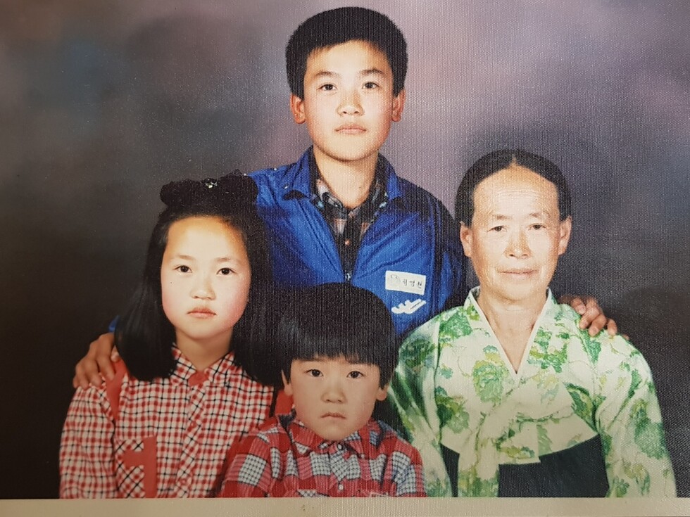 외할머니(맨 오른쪽)와 어린시절의 정애진 지점장(맨 왼쪽)