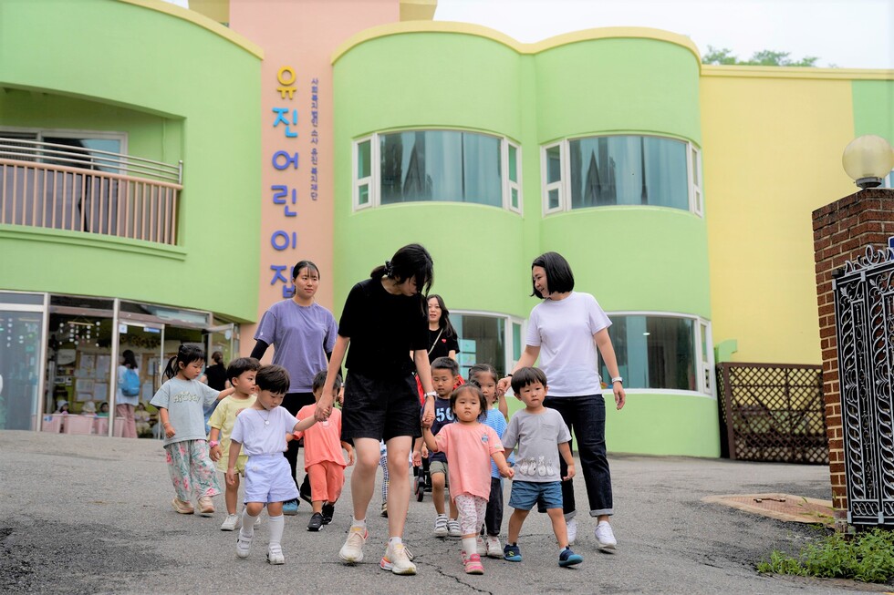 토토 카지노그룹 직원들이 토토 카지노어린이집을 찾아 아이들과 산책활동을 하고 있다