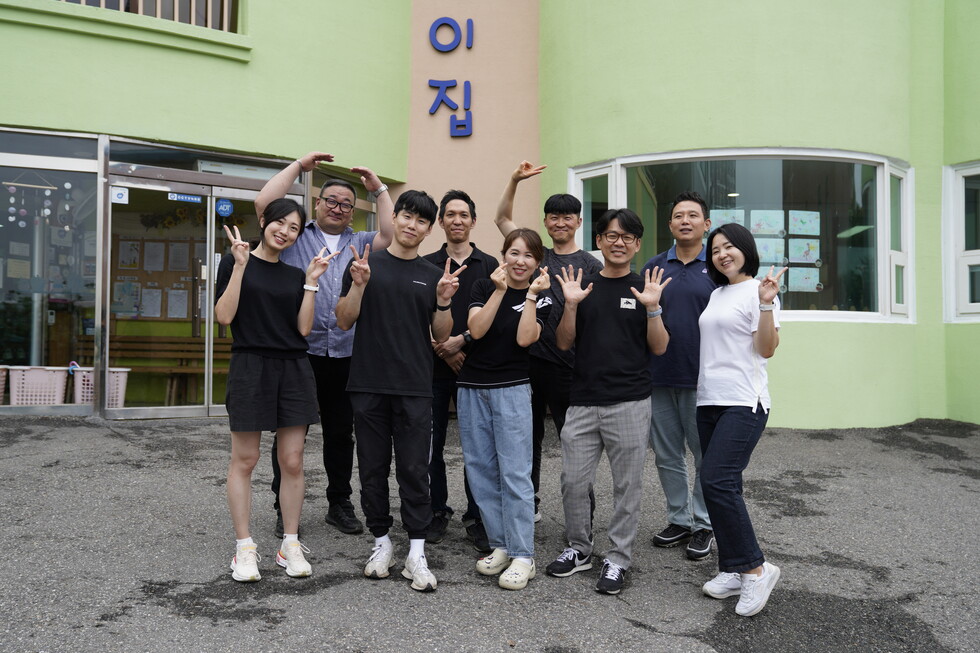 봉사활동 후 기념사진을 찍고 있는 토토 카지노 직원들