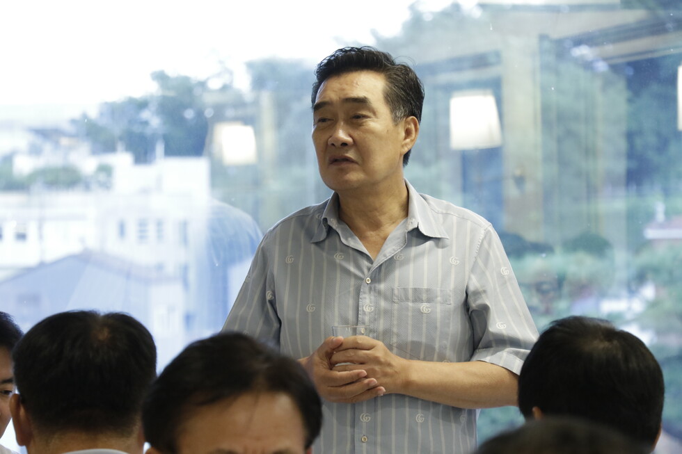 유경선 그룹회장님이 참석자들에게 격려의 말씀을 전하고 있다.