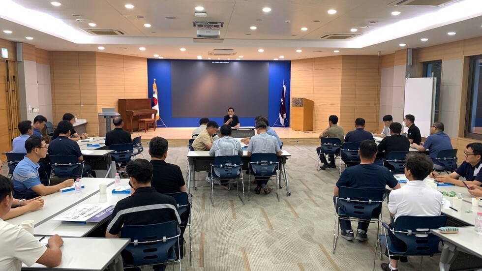 토토 카지노 최재호 부사장(COO)가 교육에 참여한 관리감독자들과 함께 간담회를 실시하고 있다.