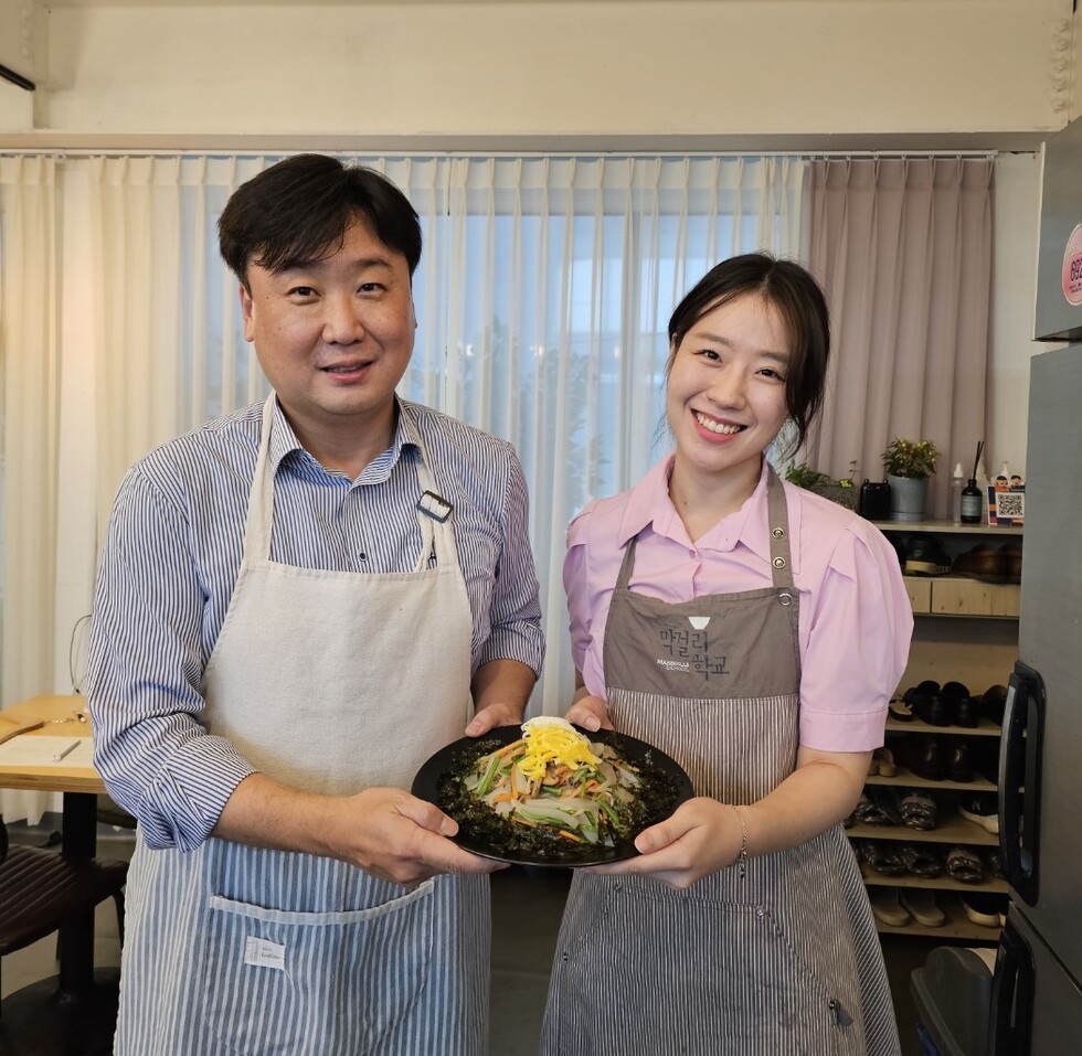 함께 음식을 만든 동양 수주영업팀 송성원 팀장(왼쪽)과 이현경 사원(오른쪽)