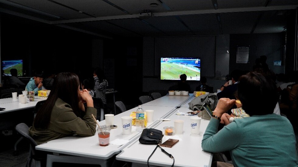 귀가하기에 조금 아쉬운 인원들이 회사 회의실에서 팝콘과 맥주와 함께 축구경기를 즐기고 있다.