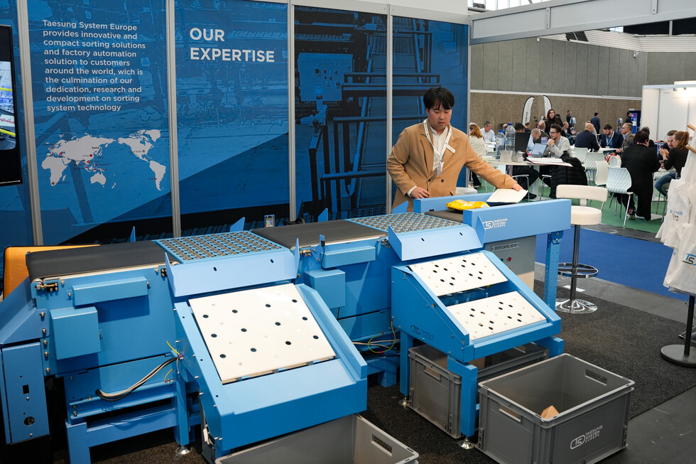 태성시스템이 지난 10월에 네덜란드 암스테르담에서 진행된 ‘Parcel+Post Expo’에서 제품을 시연하고 있다.