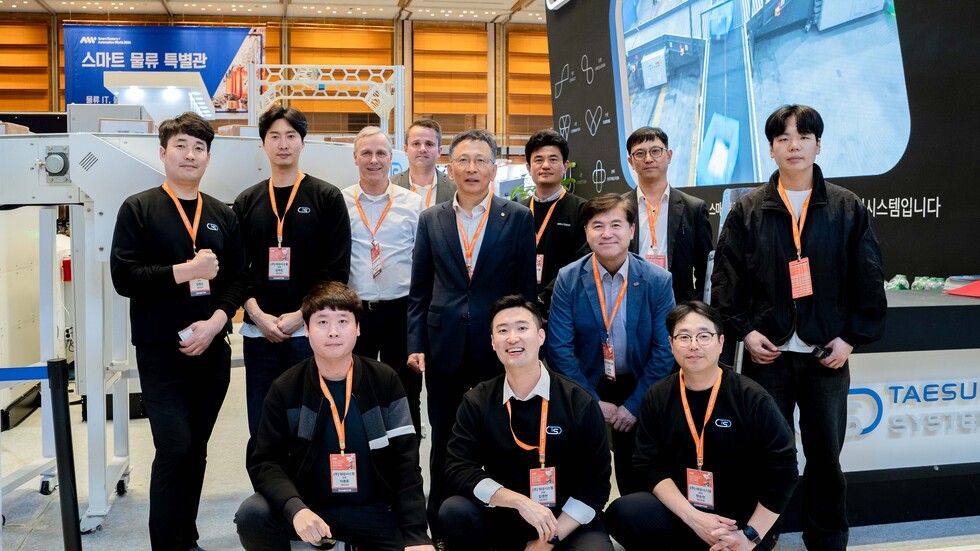 지난달 28일, 서울 강남구 코엑스 ‘2024 스마트공장·자동화산업전’에서 최종성 태성시스템 사장(둘째 줄 오른쪽에서 세 번째)과 김주원 태성시스템 전무(둘째 줄 오른쪽에서 두 번째)가 태성시스템 및 독일 셀루메이션사 임직원과 기념촬영을 하고 있다.