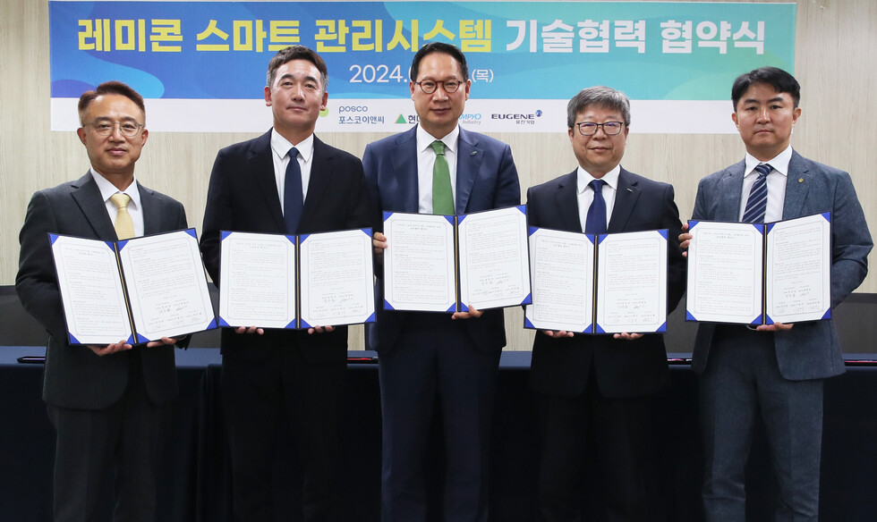박주형 토토 카지노 전무(오른쪽에서 첫 번째)가 지난 20일 LH 경기남부지역본부에서 레미콘 스마트 관리시스템 기술협력 협약식 기념사진을 촬영하고 있다.