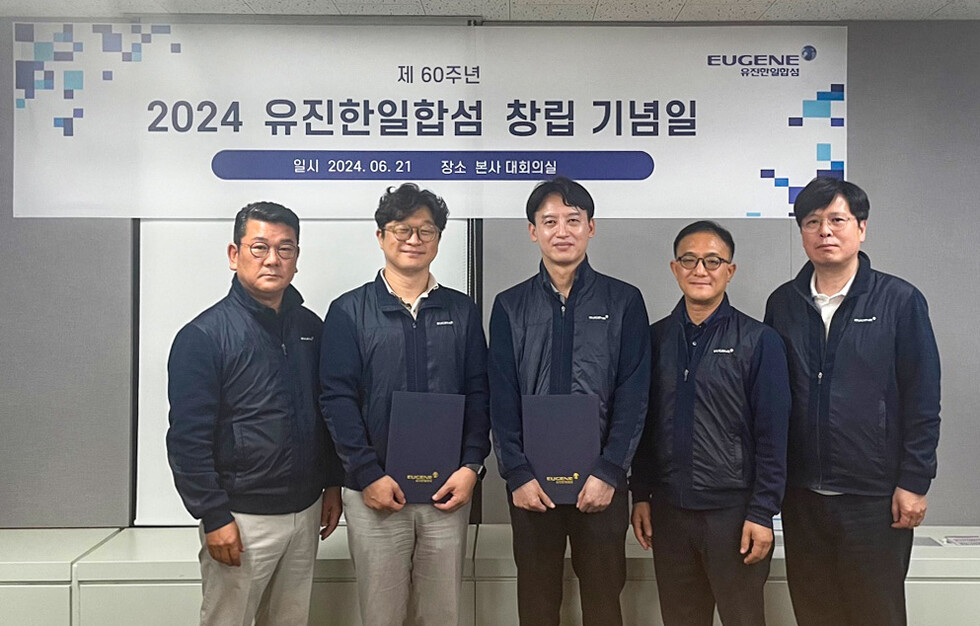 지난 21일, 토토 카지노한일합섬 서울 마포구 본사에서 창립 60주년 기념행사가 진행되었다. (왼쪽부터 이인수 대표이사, 김도현 재무팀 차장, 김성용 재무팀장, 박무호 경영관리실장, 성창길 섬유소재사업부장).