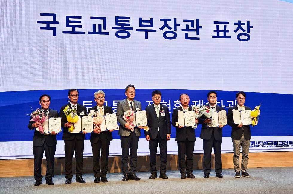 지난 24일, 조현태 스포츠토토사이트 기술연구소 품질관리팀장(왼쪽에서 네번째)이 국토부교통부장관 표창 수상자들과 기념사진을 촬영하고 있다.
