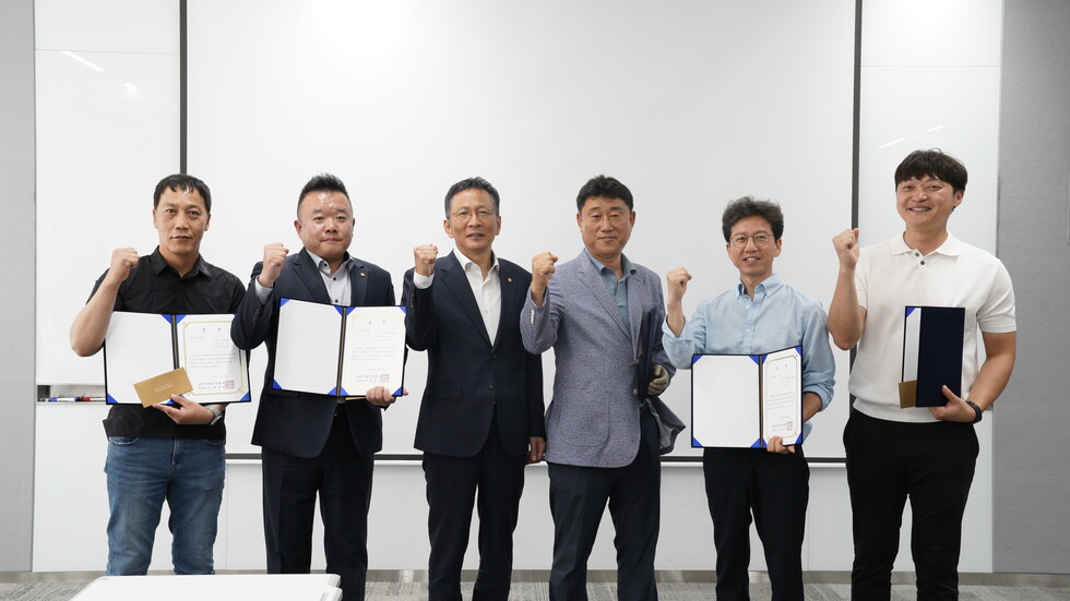 지난 26일 토토 카지노 본사에서 최종성 토토 카지노 대표이사(왼쪽에서 세번째)가 수상자들과 함께 ‘안전보건 사진·N행시’ 사내공모전 시상식 기념사진을 촬영하고 있다.