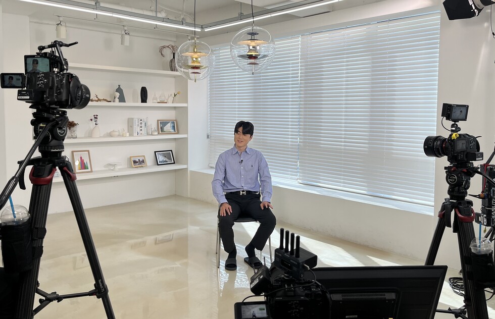 연예인의 꿈을 접고 있는 이승영 대리.