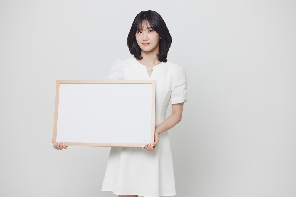 양현진 사원은 이후 인터뷰에서 사내모델 촬영을 위해 카드를 입에 물고 웃는 연습하는 등의 여러 노력을 했다고 전했다.