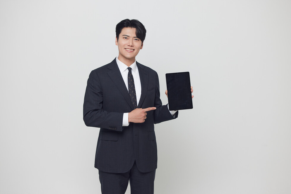 태블릿을 들고 있는 김종삼 대리. 12월 결혼을 앞두고 지난 5월 진행했던 웨딩촬영 경험 덕에 조금 긴장을 덜 수 있었다고 한다.