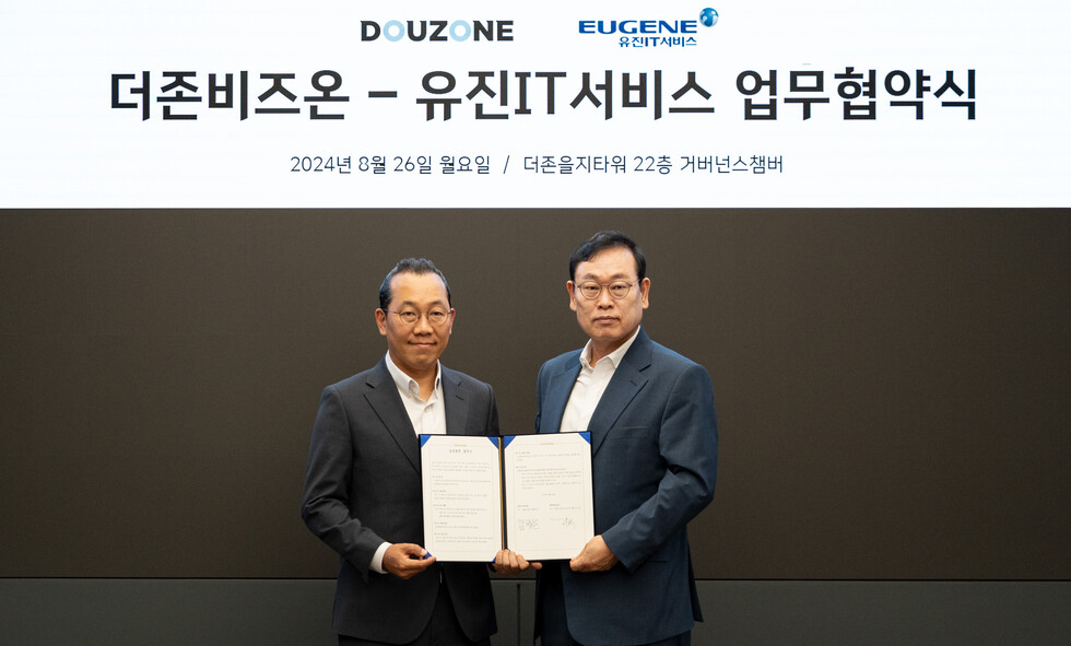 지난 26일 김창은 토토 카지노IT서비스 대표(왼쪽)와 이강수 더존비즈온 사장(오른쪽)이 업무협약식 기념사진을 촬영하고 있다.