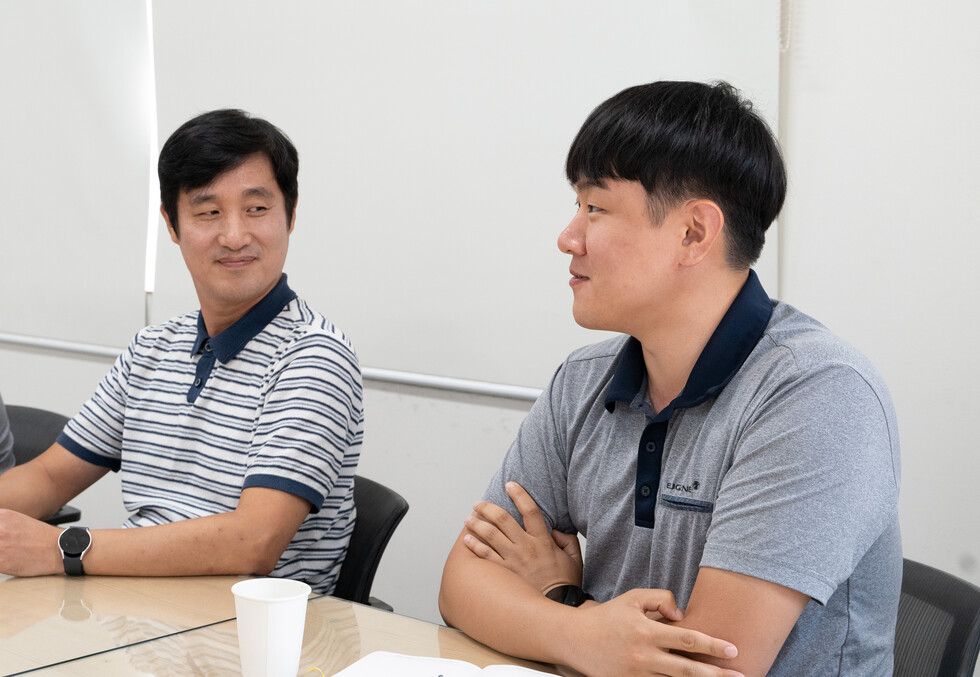 박남현 사업소장(왼쪽)과 송세훈 관리팀 사원(오른쪽)