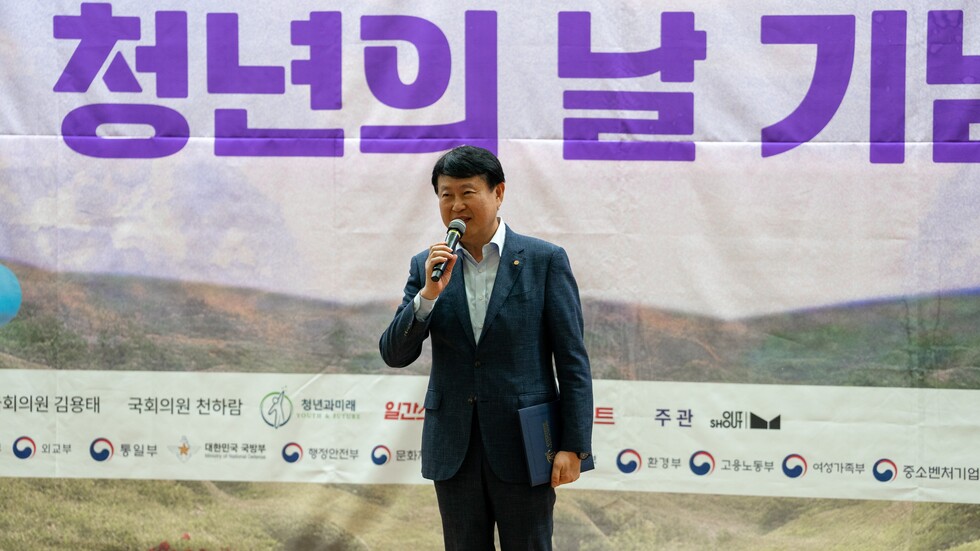 지난 7일 ‘2024년 제6회 사회공헌 공로대상’에서 황부익 동양 기획팀 상무가 수상소감을 전하고 있다.