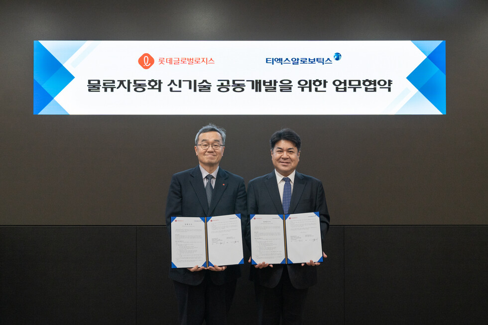 엄인섭 TXR로보틱스 대표이사(오른쪽)와 백승기 롯데글로벌로지스 물류기술원장(왼쪽)이 27일 여의도 토토 카지노빌딩에서 ‘물류자동화 사업 협력을 위한 업무협약’을 체결한 뒤 기념촬영을 하고 있다.