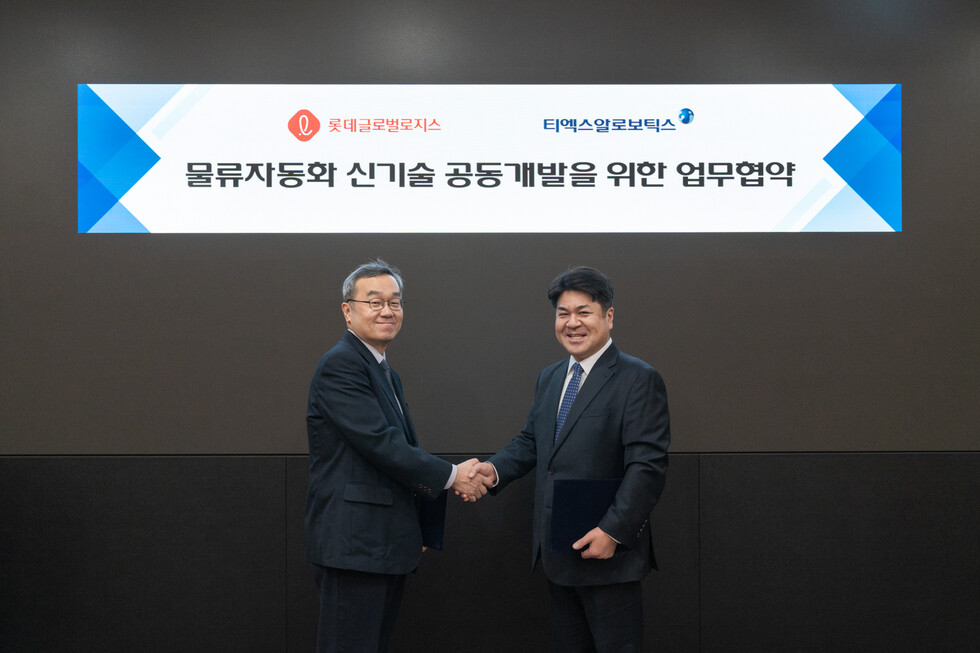 엄인섭 TXR로보틱스 대표이사(오른쪽)와 백승기 롯데글로벌로지스 물류기술원장(왼쪽)이 27일 여의도 토토 카지노빌딩에서 ‘물류자동화 사업 협력을 위한 업무협약’을 체결한 뒤 기념촬영을 하고 있다.