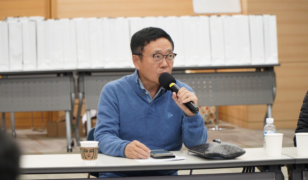 정진학 동양 사장이 청년중역을 대상으로 강평을 전하고 있다