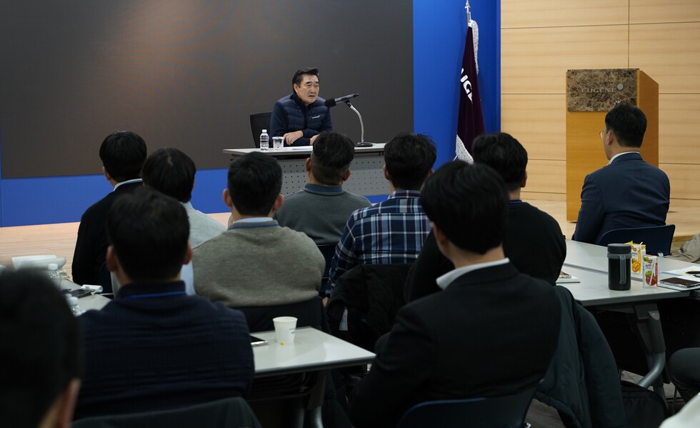 지난 9일, 유경선 그룹회장님이 워크숍에서 랩업을 진행하고 있다