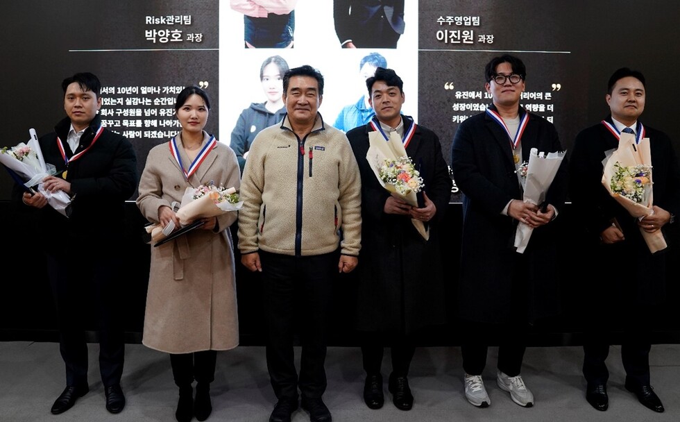 유경선 회장님과 10년 근속 수상자들이 함께 기념사진을 촬영하고 있다.