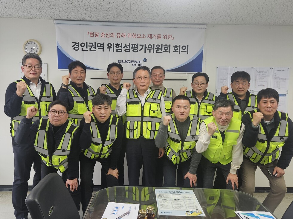  와이즈 토토이 개최한 '1분기 위험성평가위원회 회의'에서 참가자들이 기념사진을 촬영하고 있다.