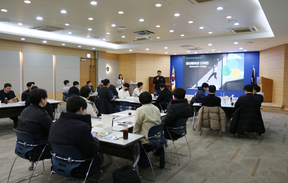 토토 카지노인재개발원에서 열린 신임직급 역량 강화 교육에 토토 카지노의 신임 직원들이 참여하고 있다.