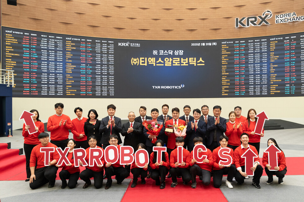 20일 서울 여의도 한국거래소에서 열린 티엑스알로보틱스 코스닥시장 상장기념식에서 주요 관계자와 임직원들이 모여 기념 촬영을 하고 있다