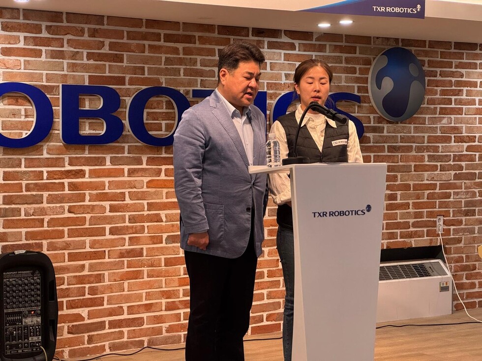 ▲엄인섭 대표가 근로자 대표와 함께 윤리헌장을 낭독하고 있다.