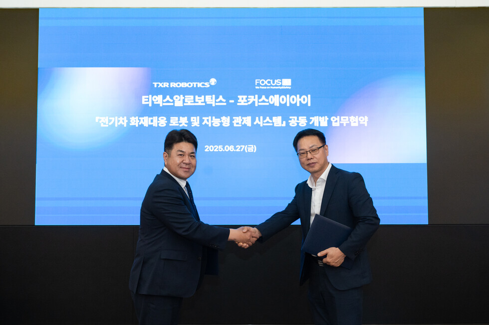 ▲ 엄인섭 토토 바카라 대표이사(왼쪽)와 김대중 포커스에이아이 대표이사가 지난 27일 서울 여의도 유진빌딩에서 ‘전기차 화재대응 로봇 및 지능형 관제 시스템’ 공동 개발을 위한 업무협약을 체결한 뒤 기념촬영을 하고 있다