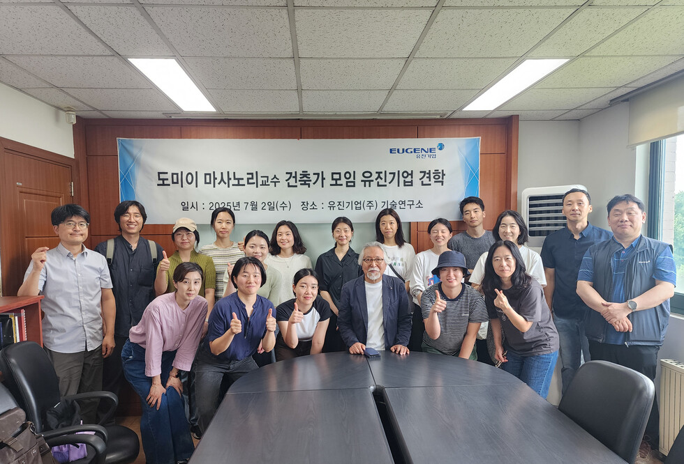 청소년 토토사이트 추천기업 서서울공장을 방문한 도미이 마사노리 명예교수(첫번째 줄 우측에서 3번째)와 건축 전문가들이 청소년 토토사이트 추천기업 직원들과 기념촬영을 진행하고 있다