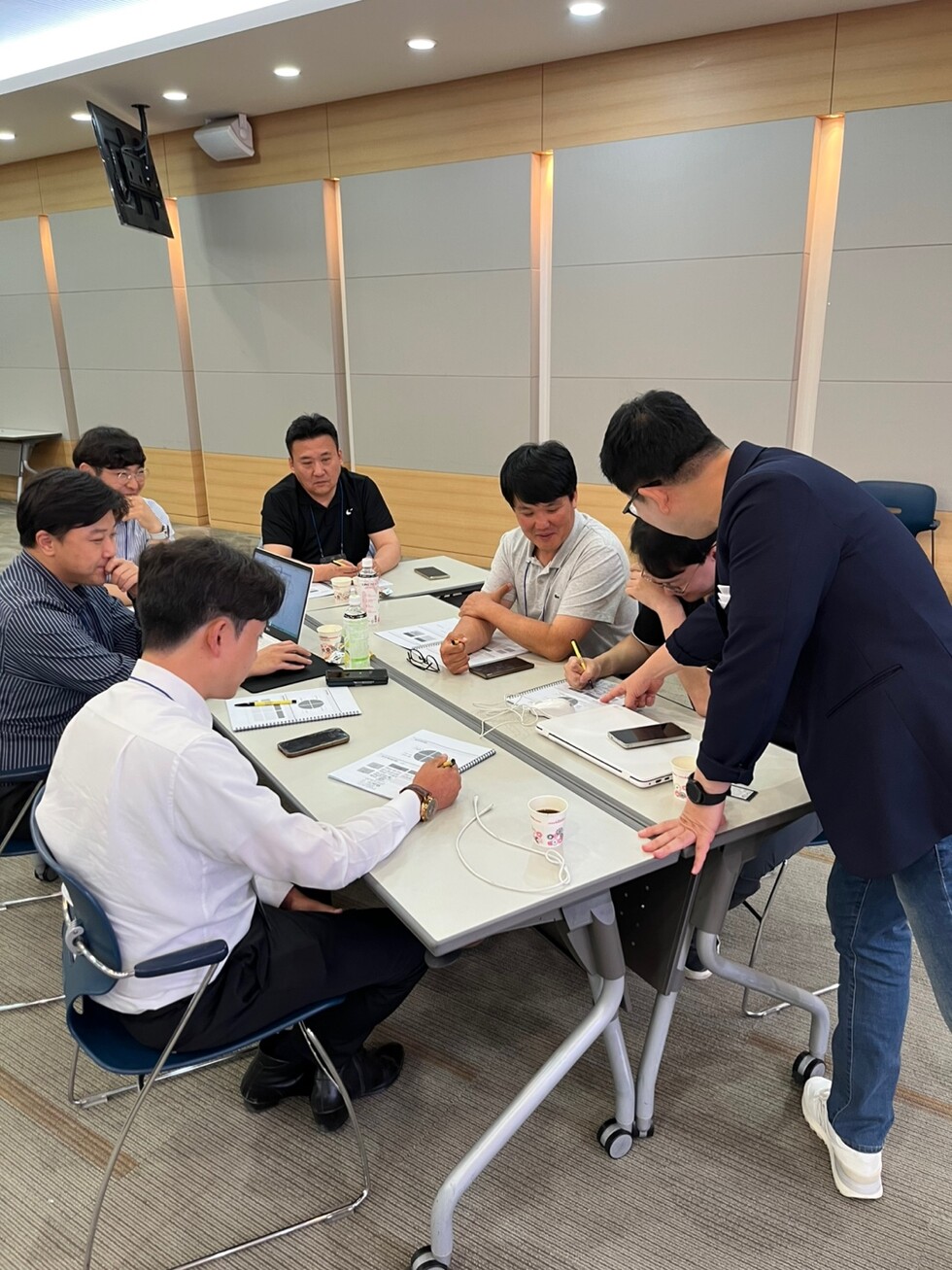 토토사이트인재개발원에서 진행된 '2025년 영업역량 강화과정'에 유진기업 직원들이 참여하고 있다.