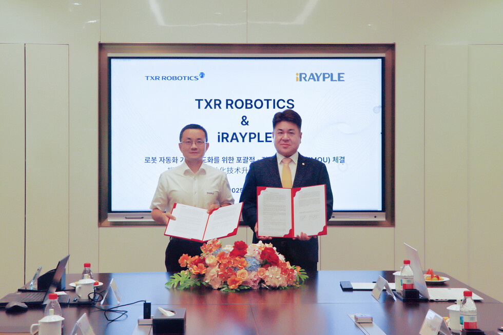 엄인섭 스포츠토토사이트 대표(오른쪽)와 리밍(Li Ming) 아이레이플(iRAYPLE) 부사장이 지난 1일 중국 항저우에 위치한 다화(Dahua) 본사에서 로봇 자동화 기술 협력을 위한 업무협약(MOU)을 체결한 후 기념촬영을 하고 있다.