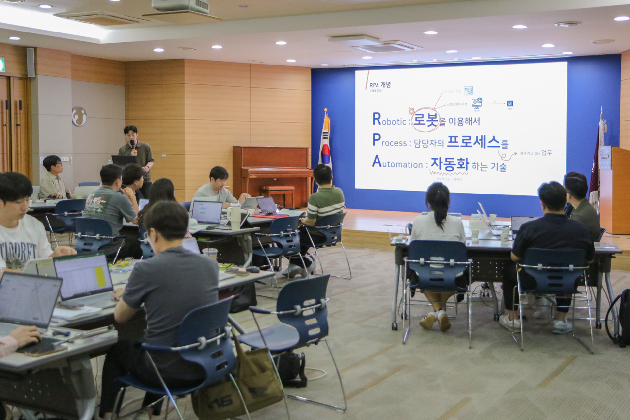 2025년 토토사이트 순위의 승진자들이 예비 교육을 경청하고 있다.