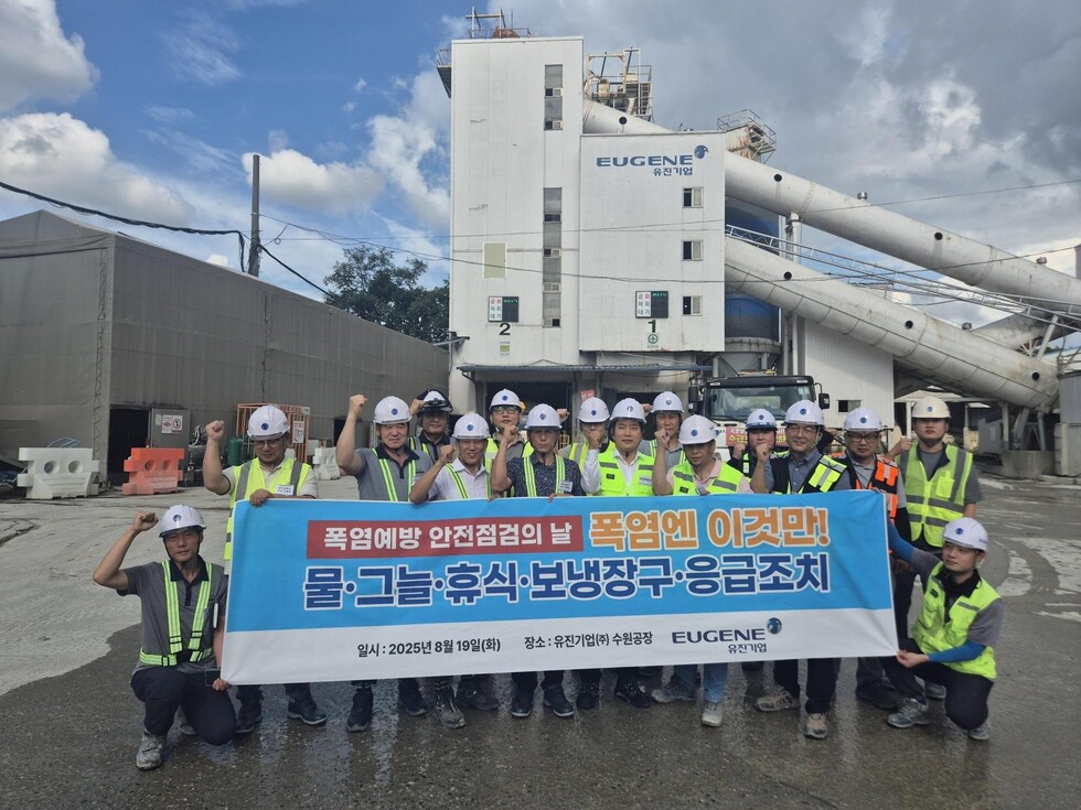 최재호 토토 카지노 대표이사와 임직원들이 지난 19일 경기도 화성시 수원공장에서 ‘폭염예방 안전점검의 날’을 맞아 기념촬영을 하고 있다
