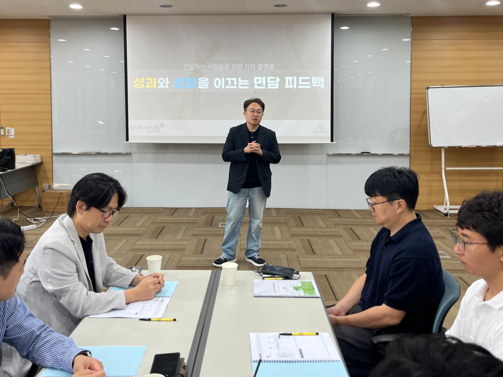 설현수 토토 카지노 HR팀장이 토토 카지노인재개발원에서 리더급 직책자를 대상으로 ‘피드백·면담 역량 강화 교육’을 진행하고 있다.