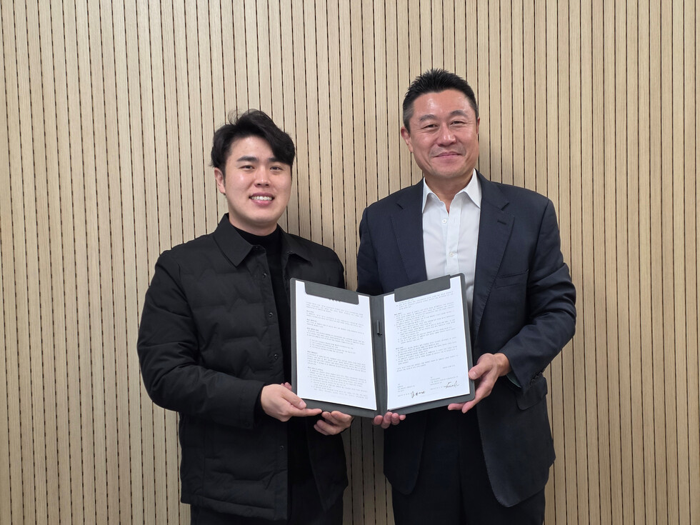 토토 카지노리츠운용 권오정 대표(사진 오른쪽)와 케어닥 박재병 대표가 지난 21일 서울 여의도 토토 카지노리츠운용 본사에서 ‘시니어하우징 리츠 사업 협력’을 위한 양해각서를 체결하고 기념촬영을 하고 있다. 