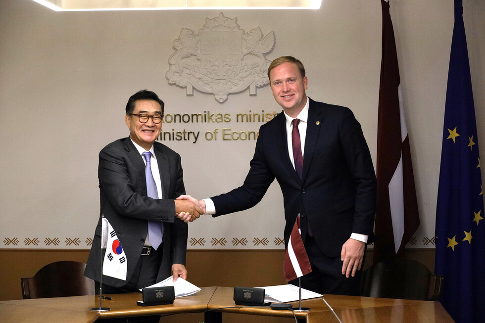 토토 카지노그룹 금융 계열사 토토 카지노투자증권이 라트비아 경제부(Ministry of Economics)와 대규모 인프라 및 방위 산업 분야의 전략적 협력을 위한 양해각서(MOU)를 체결했다. 라트비아 현지 시각 10월 20일, 라트비아 경제부 청사에서 토토 카지노그룹 유경선 회장님 및 토토 카지노투자증권 임직원, 빅토르스 발라이니스(Viktors Valainis) 라트비아 경제부 장관 등 주요 관계자들이 참석한 가운데 협약식이 진행됐다. 협약식에서 참석자들이 기념촬영을 하고 있는 모습. (토토 카지노그룹 유경선 회장님(좌), 빅토르스 발라이니스(Viktors Valainis) 라트비아 경제부 장관(우))