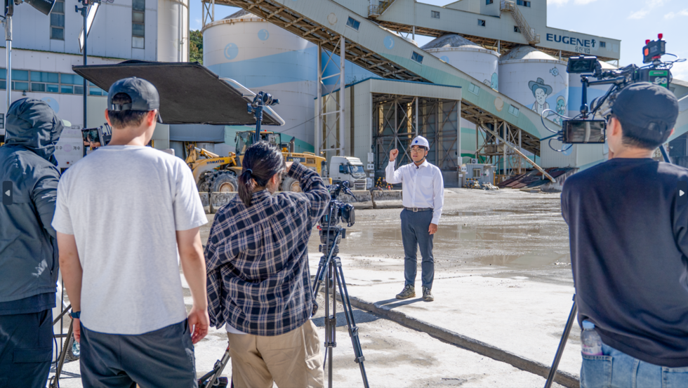 서서울 공장과 카메라의 낯선 조합에 많은 사람들의 이목이 집중됐다.