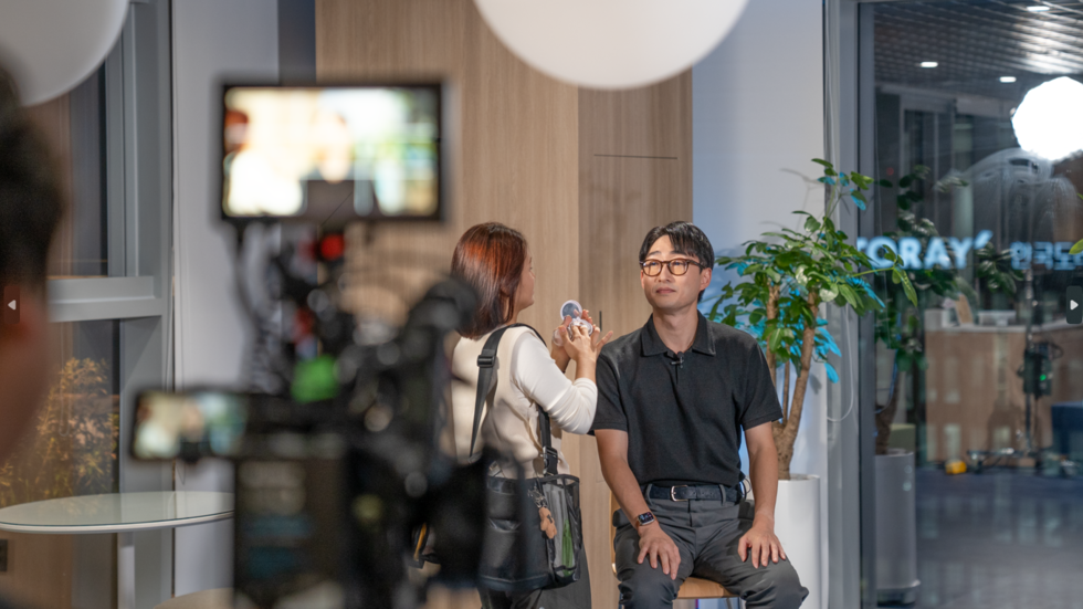 늦은 촬영시간으로 다소 수척해진 모습을 정돈하고 있다. 덕분에 화면발이 잘 받았다는 후문.