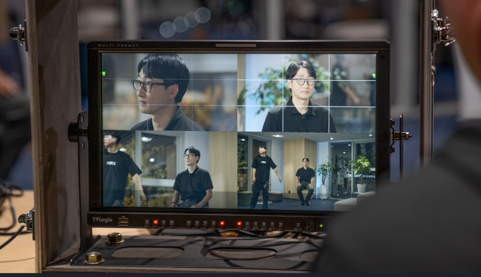 촬영중 모니터 화면에 비친 강용휘 책임. 