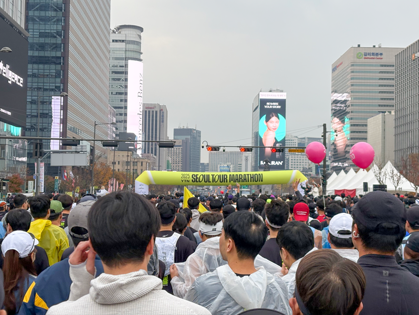 참가자들이 출발을 앞두고 카운트 다운을 하고 있다.