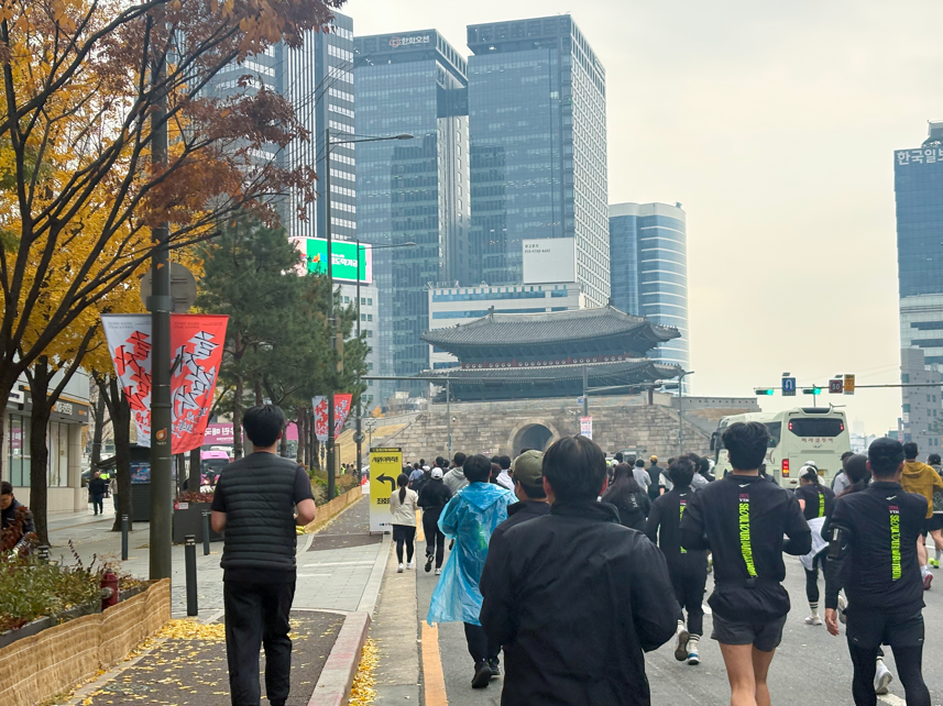 참가자들이 가쁜 숨을 내쉬며 숭례문 구간을 지나고 있다.