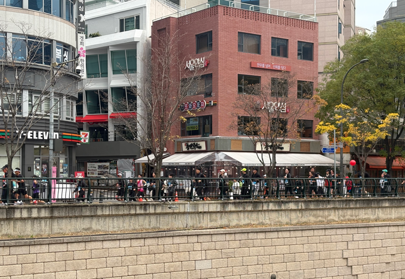 반환점을 돌아 앞서가는 선두그룹. 정말 부러웠다.