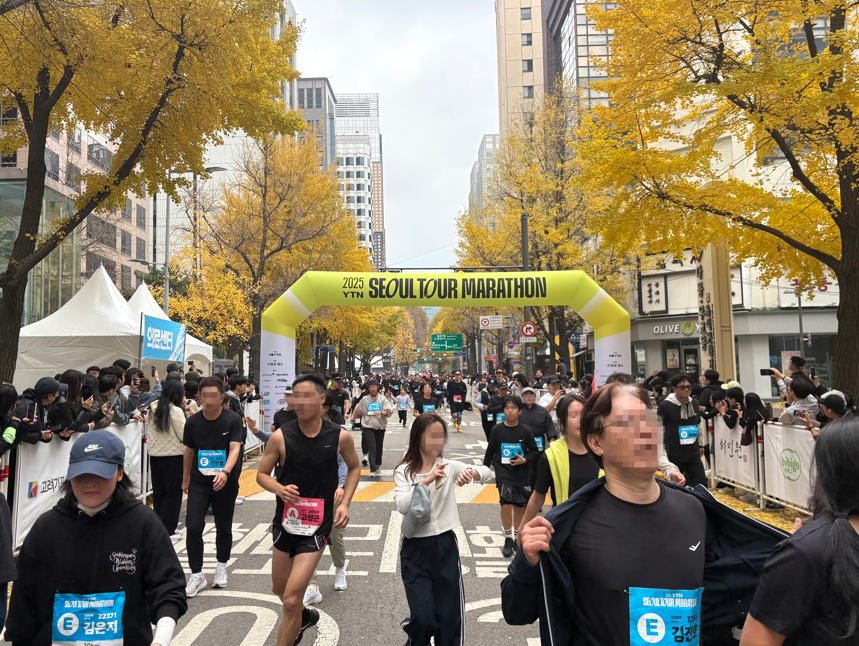  끝까지 포기하지 않고 피니시 라인을 통과한 참가자들.